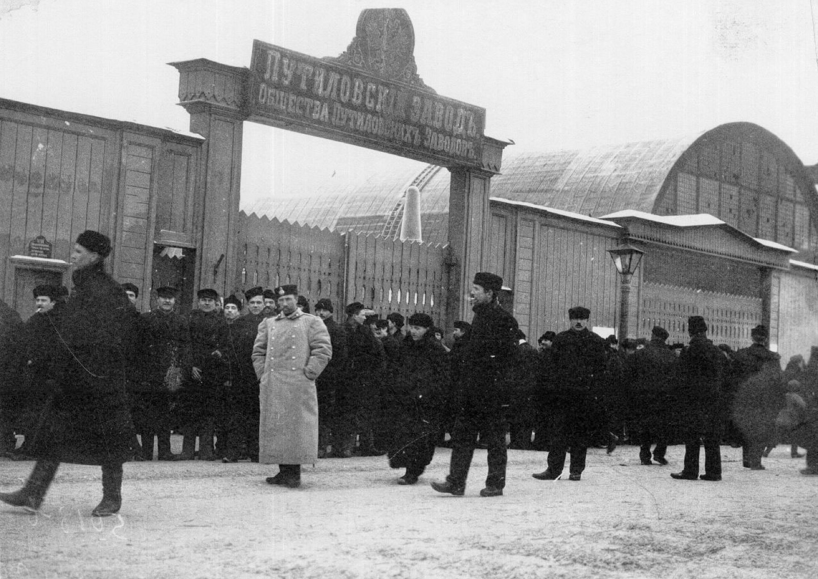 Pre-revolutionary photograph of a Saint Petersburg working-class courtyard